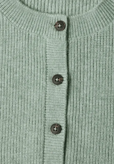 Hellgrüne Strickjacke mit Rundhalsausschnitt und drei dunklen Knöpfen