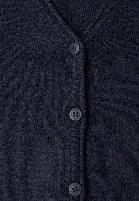 Dunkelblauer Strickcardigan mit V-Ausschnitt und drei Knöpfen.
