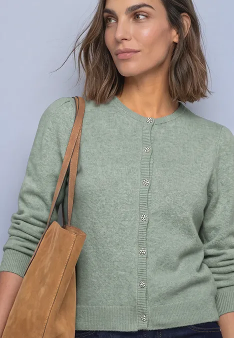 Langarm Cardigan mit Rundhals und Knöpfen eucalyptus green mel. Frau trägt hellgrünen Strickcardigan mit Knöpfen und brauner Schultertasche.