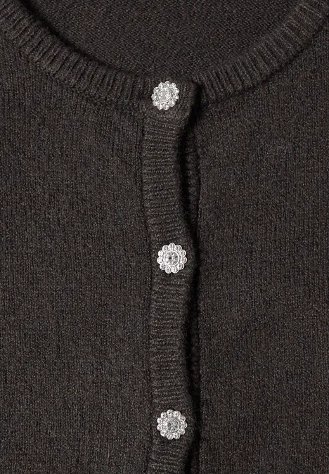 Langarm Cardigan mit Rundhals und Knöpfen black coffee mel. Nahaufnahme eines dunkelbraunen Strickcardigans mit drei silbernen, blumenförmigen Knöpfen.