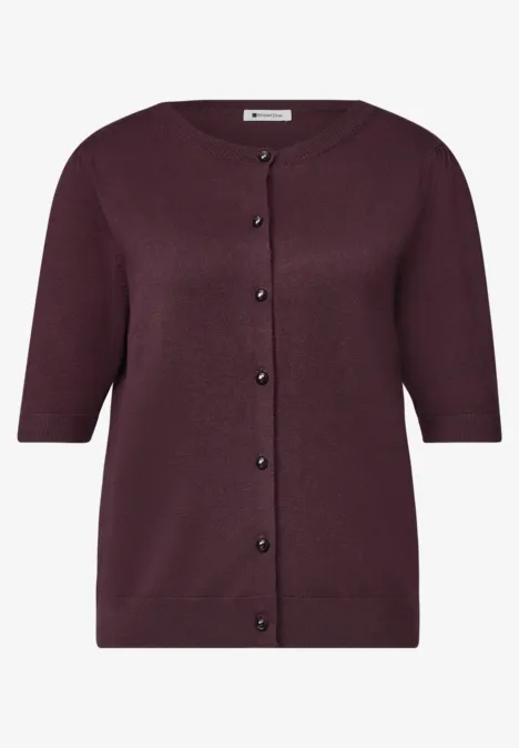 Dunkelviolette Damen-Strickjacke mit halblangen Ärmeln und Knopfleiste.