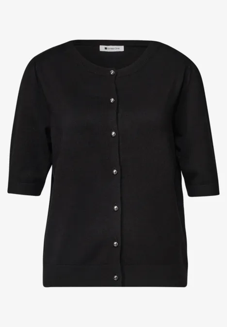 Schwarze Damen-Strickjacke mit halblangen Ärmeln und Knopfleiste, leicht tailliert.