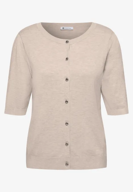 Beiger Cardigan mit kurzen Ärmeln und durchgehender Knopfleiste.