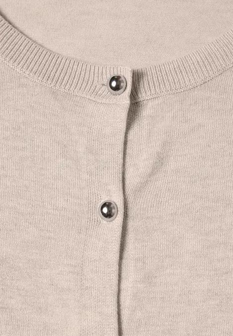 Beige Strickjacke mit rundem Halsausschnitt und drei silbernen Druckknöpfen, feines Rippenmuster