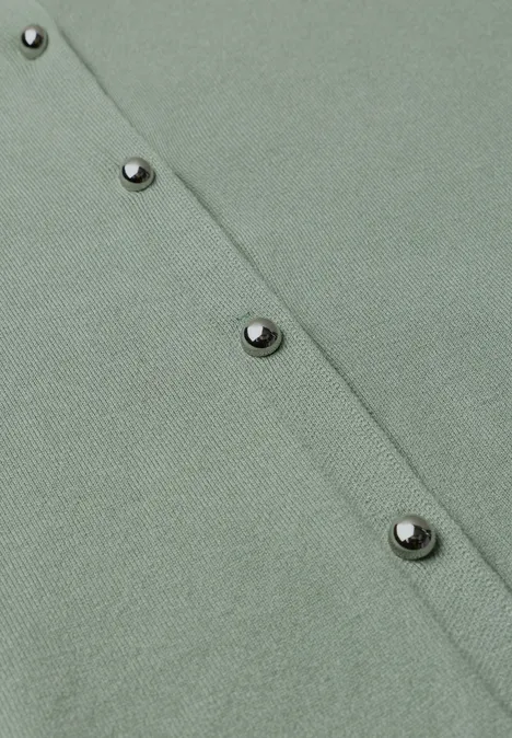 Nahaufnahme eines hellgrünen Strickcardigans mit Reihe glänzender Metallknöpfe.