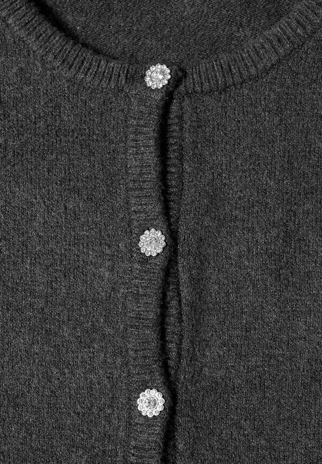 Dunkler Strickcardigan mit drei funkelnden Blumenknöpfen in Nahaufnahme.