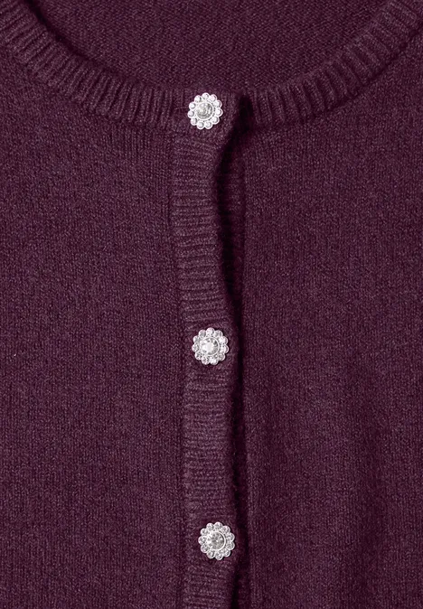 Langarm Cardigan mit Rundhals und Knöpfen berry maroon mel. Nahaufnahme eines purpurfarbenen Strickcardigans mit funkelnden silbernen Knöpfen