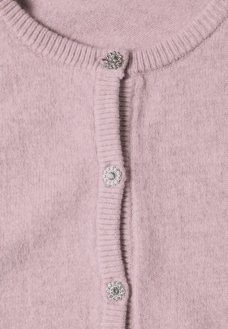 Langarm Cardigan mit Rundhals und Knöpfen quiet rose mel. Nahaufnahme eines rosa Strickcardigans mit Rippenbündchen und funkelnden Schmuckknöpfen.