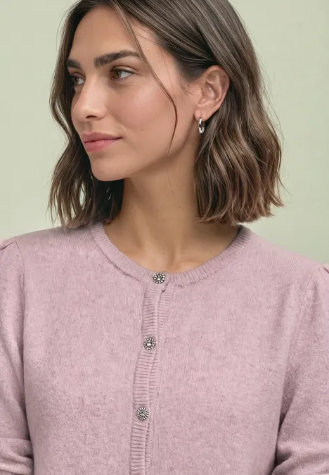 Langarm Cardigan mit Rundhals und Knöpfen quiet rose mel. Junge Frau mit kurzen braunen Haaren und rosa Strickjacke blickt seitlich, dezentes Make-up und zierliche Ohrringe.