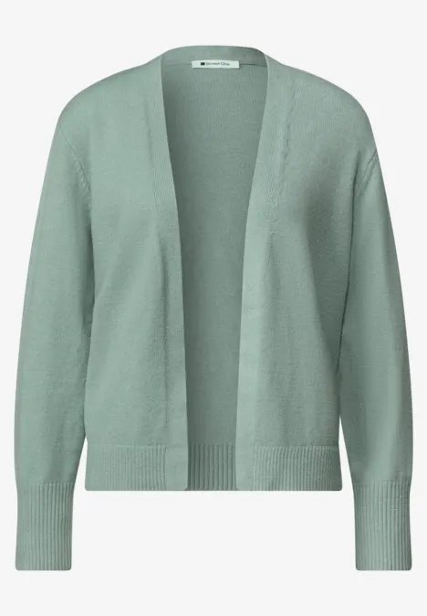 Grüne, offene Damenstrickjacke mit Raglanärmeln und feiner Struktur.
