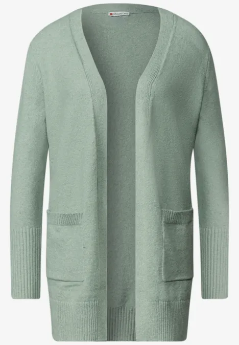 Ein hellgrüner, offener Strick-Cardigan mit langen Ärmeln und zwei aufgesetzten Taschen.