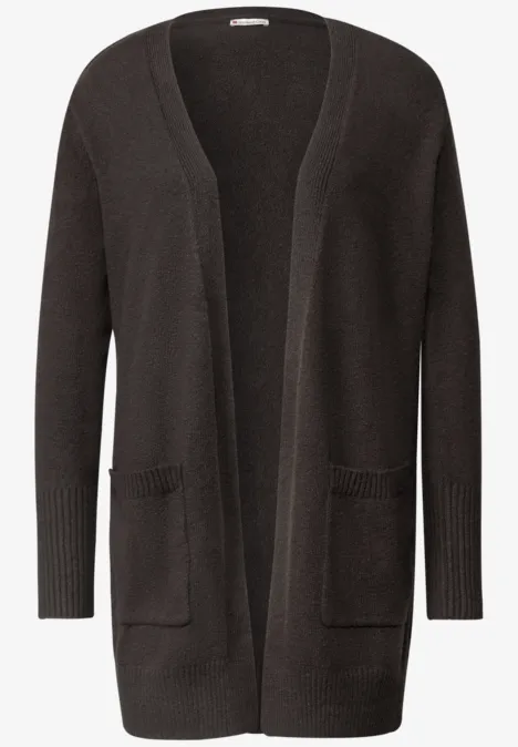 Cardigan long en maille marron foncé, ouvert sur le devant avec poches et finitions en côtes.