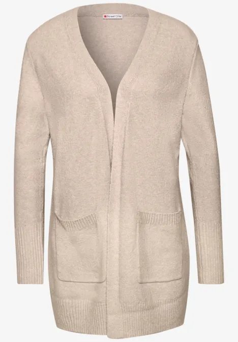 Langarm Cardigan mit aufgesetzten Taschen clay sand mel. Beiger Strick-Cardigan mit offenem Schnitt, langen Ärmeln und aufgesetzten Taschen.