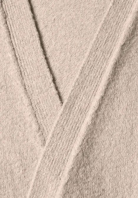 Langarm Cardigan mit aufgesetzten Taschen clay sand mel. Nahaufnahme von beigem Frotteestoff mit überkreuzenden Streifen in V-Form.