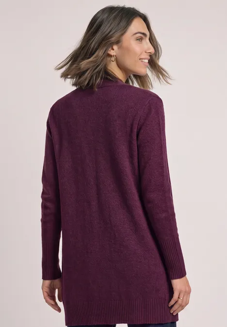 Langarm Cardigan mit aufgesetzten Taschen berry maroon mel. Frau von hinten in schulterlangem Haar und langem weinroten Cardigan mit schlichtem Schnitt.