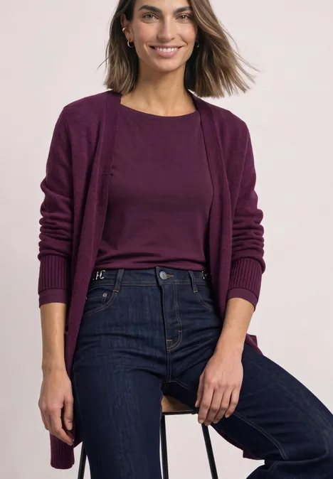 Langarm Cardigan mit aufgesetzten Taschen berry maroon mel. Frau mit braunen Haaren in violettem Cardigan, passendem Shirt und dunkler Jeans vor hellem Hintergrund.
