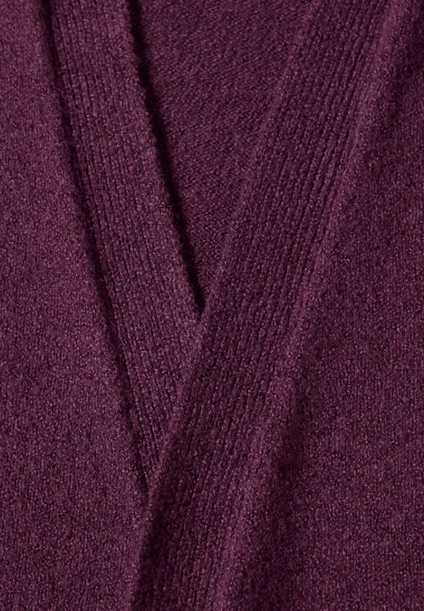 Langarm Cardigan mit aufgesetzten Taschen berry maroon mel. Nahaufnahme eines burgunderroten, gestrickten V-Ausschnitt-Pullovers mit feiner Maschenstruktur.
