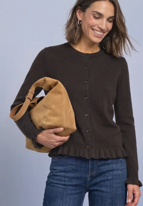 Cardigan mit Rundhals und Rüschendetails black coffee Lächelnde Frau in braunem Strick-Cardigan mit Rüschenkante und Jeans hält eine beige Handtasche.