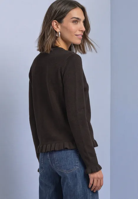 Cardigan mit Rundhals und Rüschendetails black coffee Frau seitlich stehend in dunkelbraunem Pullover mit Rüschenabschluss und blauer Jeans vor hellgrauem Hintergrund.