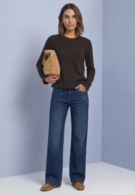 Cardigan mit Rundhals und Rüschendetails black coffee Frau trägt braunen Pullover, weite Jeans und hält eine braune Tasche vor schlichtem hellblauem Hintergrund.