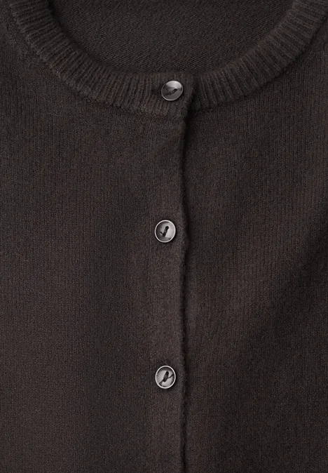 Cardigan mit Rundhals und Rüschendetails black coffee Nahaufnahme eines schwarzen Strickcardigans mit runden Knöpfen und Rundhalsausschnitt.