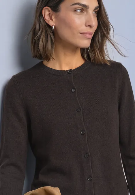 Cardigan mit Rundhals und Rüschendetails black coffee Eine Frau in brauner Knopf-Strickjacke mit Rundhalsausschnitt.
