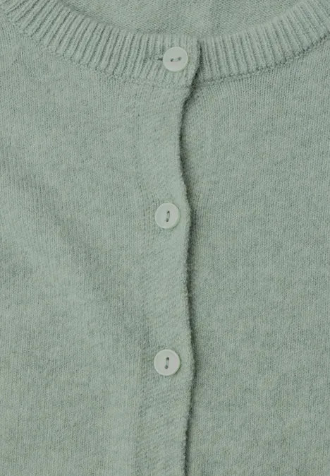 Cardigan mit Rundhals und Rüschendetails eucalyptus green mel. Nahaufnahme eines pastellgrünen Strickcardigans mit drei Knöpfen.