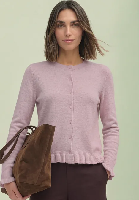 Cardigan mit Rundhals und Rüschendetails quiet rose mel. Frau in pastellrosa Strickjacke mit Volantsaum, lässige braune Umhängetasche.