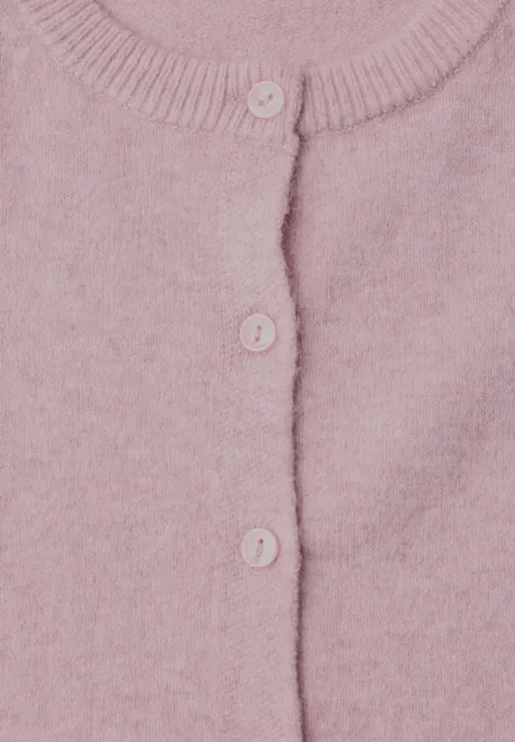 Cardigan mit Rundhals und Rüschendetails quiet rose mel. Nahaufnahme eines rosafarbenen Strickcardigans mit Knöpfen.