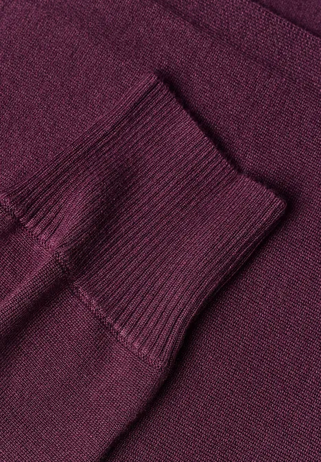 Kardigan z rozpinanym dekoltem w jednolitym kolorze berry maroon Zbliżenie bordowego swetra z dzianiny z żeberkowanym mankietem.