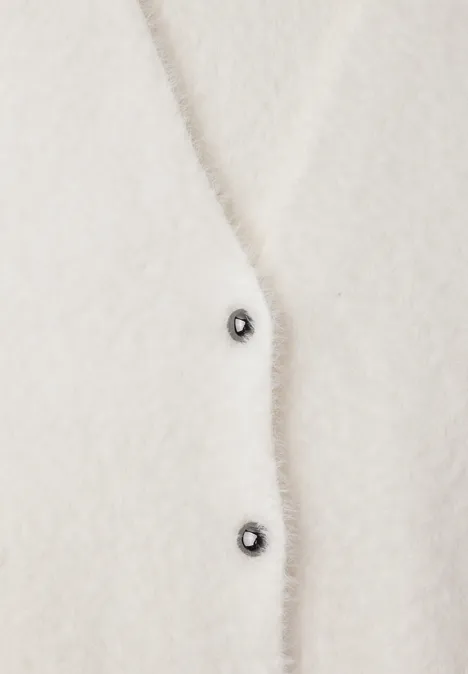 Cardigan à manches longues, col en V et boutons off white Weißer flauschiger Cardigan mit V-Ausschnitt, verziert mit zwei schwarzen Knöpfen mit silbernem Rand.