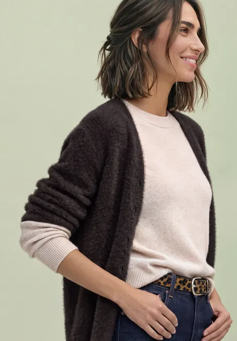 Langarm Cardigan mit V-Neck und Knöpfen black coffee Nahaufnahme einer lächelnden Frau in cremefarbenem Pullover und dunkler Strickjacke, seitlich stehend.