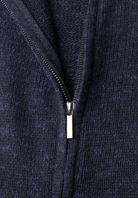 Vest met afhangende schouders, coltrui en ritssluiting indigo night mel. Nahaufnahme eines Reißverschlusses an dunkelblauem Strickstoff