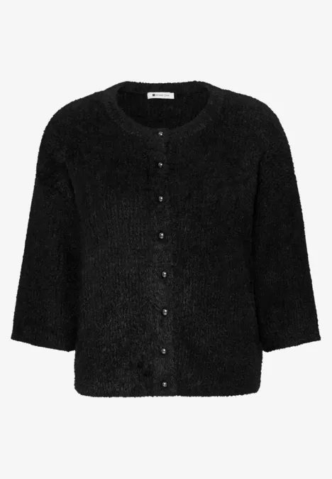 Schwarze, flauschige Damenstrickjacke mit rundem Ausschnitt und 3/4-Ärmeln, durchgehender Knopfleiste.