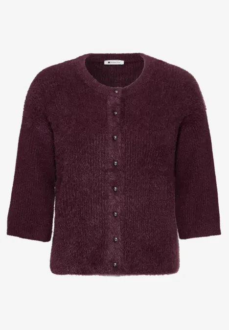 Dunkellila flauschige Damenstrickjacke mit 3/4-Ärmeln, Rundhalsausschnitt und Knopfleiste.