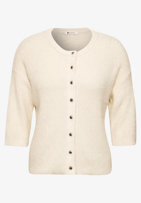 Cremefarbene Strickjacke mit 3/4-Ärmeln und Knopfleiste, Rundhalsausschnitt und feiner Struktur.