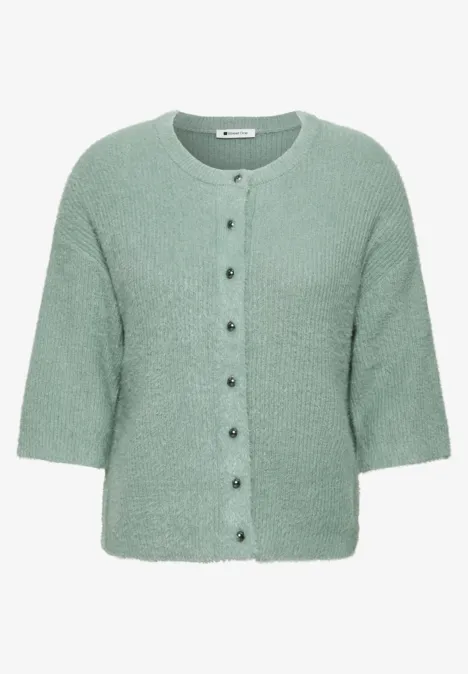 Pastellgrüne Strickjacke mit 3/4-Ärmeln, Rundhals, Knopfleiste und Brusttasche.