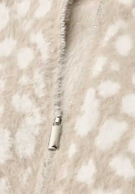 Beige-weiß gepunktete, flauschige Strickjacke mit Reißverschluss.