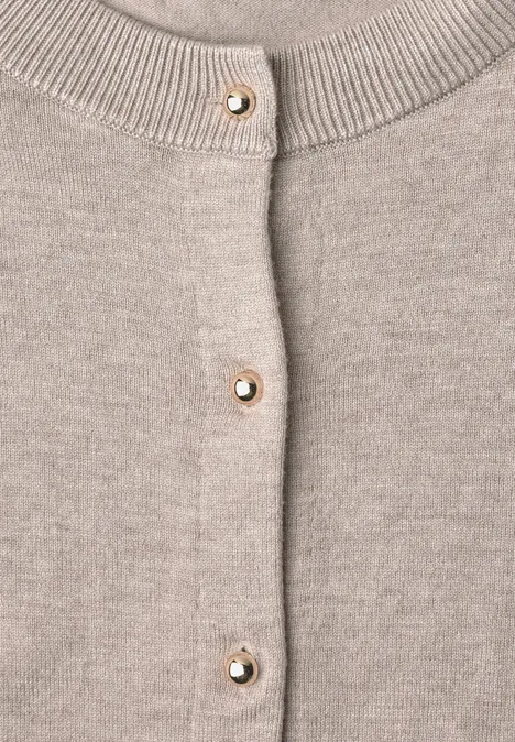 Cardigan mit Rundhals und Knopfleiste clay sand mel. Nahaufnahme eines beigen Strickcardigans mit goldenen Perlenknöpfen.