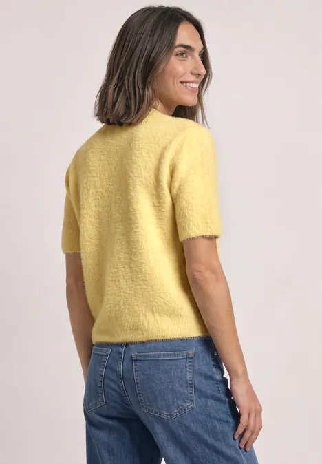 Kurzarm Cardigan mit Rundhals und Knöpfen sunbeam yellow Frau in gelbem Kurzarm-Pullover und Jeans, im Profil, lächelnd.