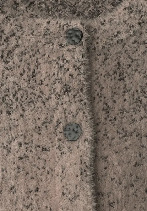 Nahaufnahme eines braunen, melierten Fleece-Mantels mit Naht und zwei dunklen Knöpfen.