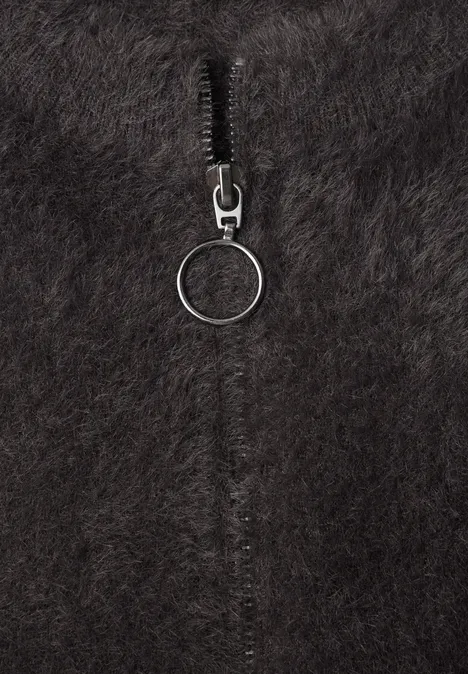 Cardigan en laine fine avec fermeture éclair black coffee Flauschiger, schwarzer Stoff mit einem Reißverschluss und rundem Zipper-Anhänger.