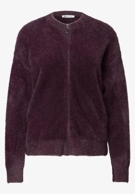 Lila flauschige Strickjacke mit Reißverschluss, Rundhalsausschnitt und langen Ärmeln.