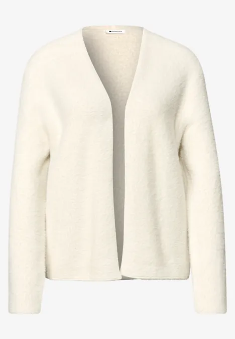Weicher, cremeweißer Damen-Cardigan mit V-Ausschnitt und offenem Schnitt.