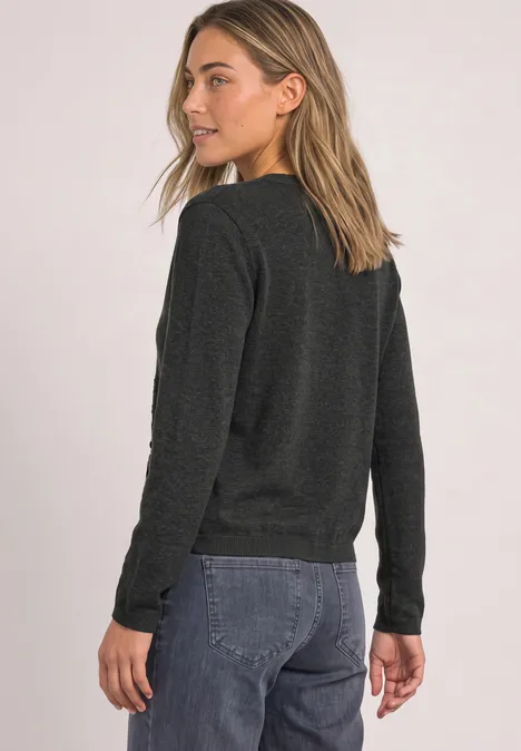 Cardigan à col rond et à volants armor grey mel. Femme en pull gris foncé et jean bleu, vue de dos de trois quarts, expression détendue