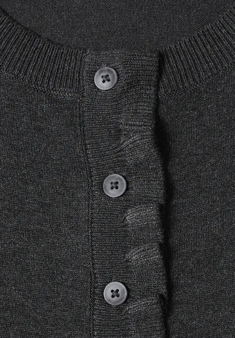 Cardigan à col rond et à volants armor grey mel. Gros plan sur un gilet noir en maille à trois boutons et bord côtelé.