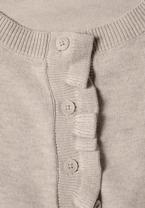 Cardigan à col rond et à volants clay sand mel. Beige Strickoberteil mit dreifacher Knopfleiste und geripptem Ausschnitt.
