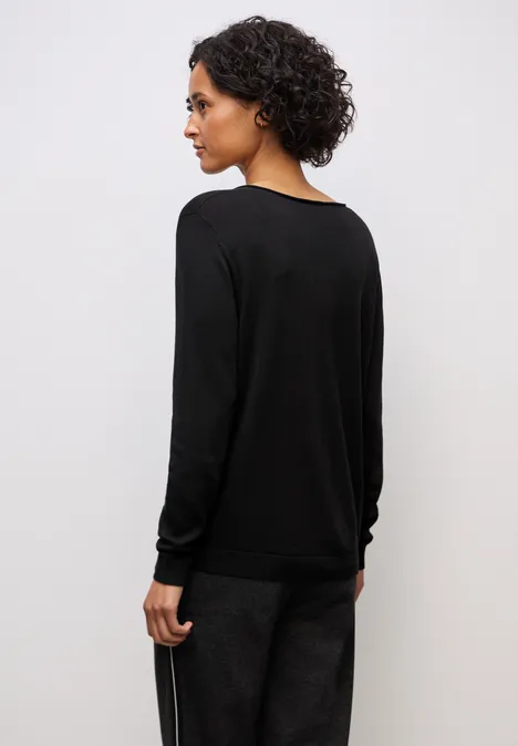 V-Neck Pullover Black