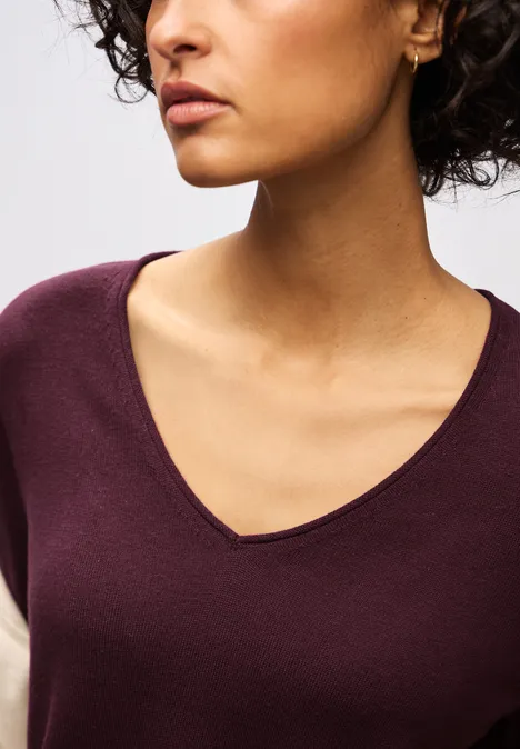 V-Neck Pullover wildberry red