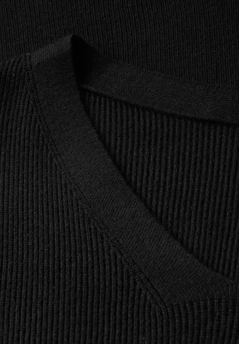 Basic V-Neck Pullover Black